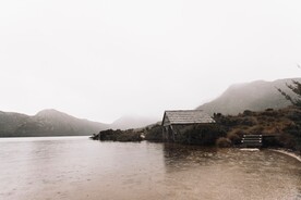 湖边木屋