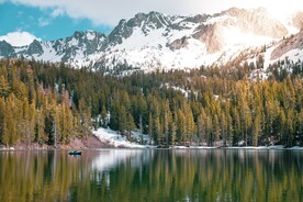 雪山湖景