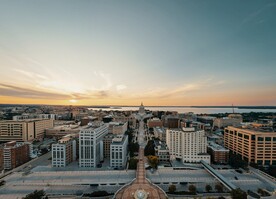 鸟瞰海滨城市建筑