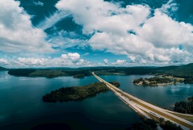 湖泊和道路风景