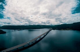 湖泊风景和桥梁建筑