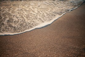 沙滩上的海浪泡沫