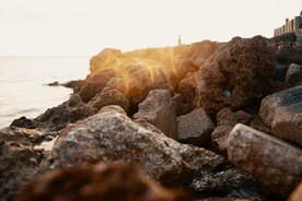 海边石堆