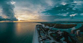 湖泊风景和建筑楼宇