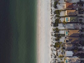 海岸线建筑群鸟瞰图