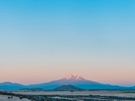 草原和远瞭的雪山