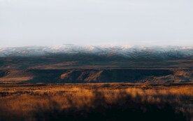 草原和雪山