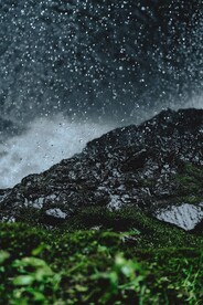 瀑布近景水珠和礁石