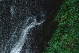 瀑布近景水珠