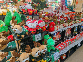 超市琳琅满目的圣诞公仔
