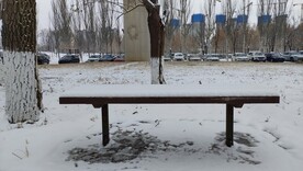 冬季下雪后的休息椅