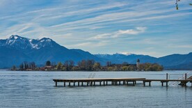 湖泊山峦木栈道码头