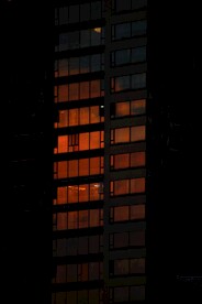 大楼窗口夜景