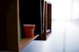 红色杯子