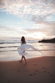 海滩美女背影
