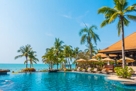 蓝天沙滩大海椰树游泳池