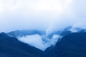 空旷蓝山