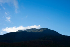 蓝天白云和山