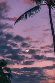 云层中的月亮