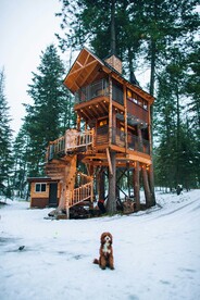 雪中森林木屋