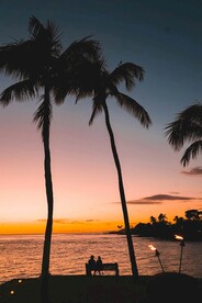 夏日夕阳下的情侣