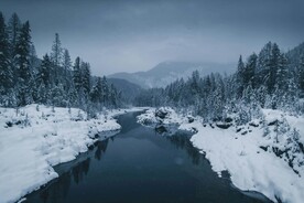 湖边雪景