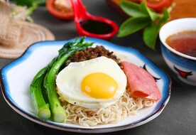 炸酱火腿蛋面