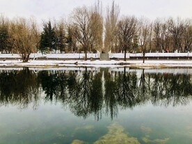 公园湖面雪景