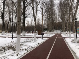 公园跑道雪景