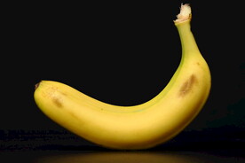 黑色背景香蕉