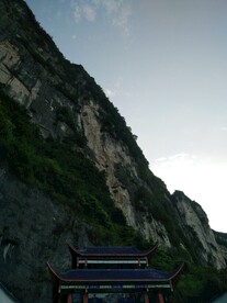 清江朝东崃悬崖