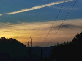 夕阳下的风力发电机