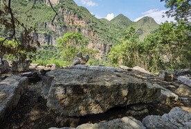 马岭河峡谷绝壁石桌