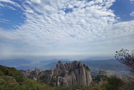 蓝天白云下的太姥山风景