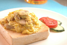 蘑菇鸡蛋厚多士  