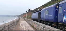 海边行驶的火车
