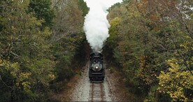 迎面驶来的蒸汽火车