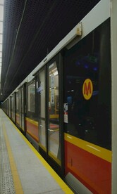 地铁启动出站实拍