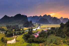 群山环抱田园风光