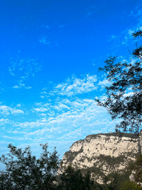 山顶看天空白云