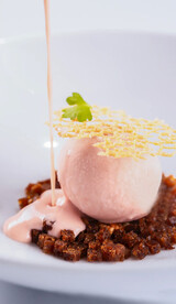 胭脂红石榴雪糕配峰巢糕