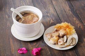 椰肉银耳炖鸡汤