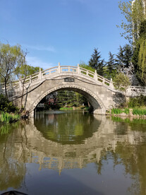 公园拱桥