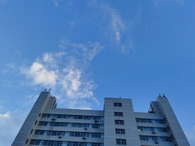 高楼白云蓝天