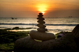 霞光映射石头堆叠