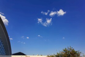 城市蓝天白云