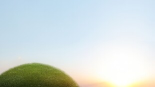 初春户外景色草地蓝天白云背景图