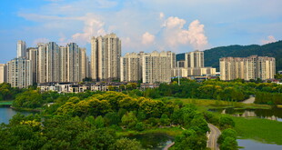 秋天公园里的城市建筑