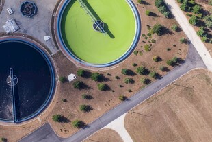 污水处理厂流经大型水槽沉淀池