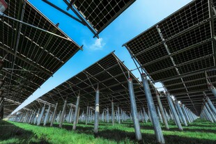 太阳能发电站硅板发电清洁能源